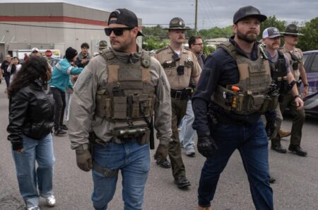 WATCH: ICE agents fight off masked mob outside blue city immigration court – Fox News