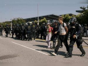 Los Angeles police begin ‘mass arrests’ after downtown curfew kicks in – CNN