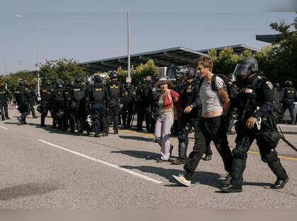 Los Angeles police begin ‘mass arrests’ after downtown curfew kicks in – CNN