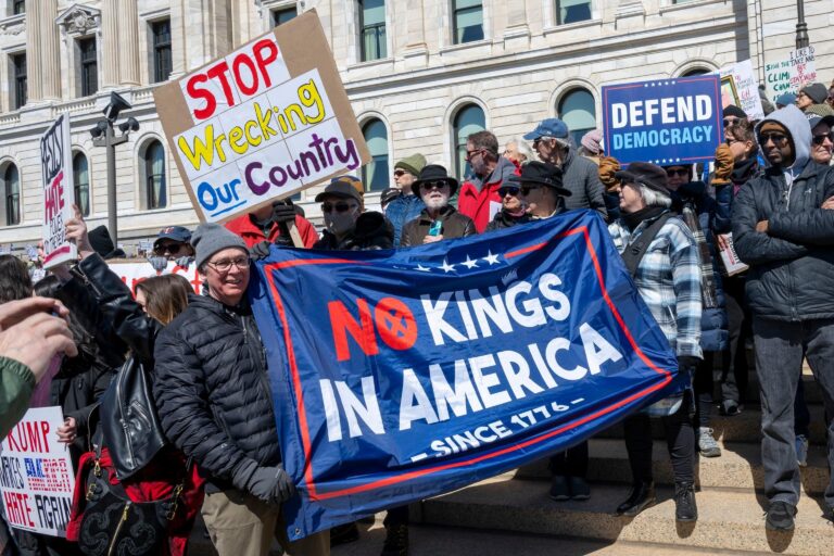 No Kings protests: Photos show L.A. police clashing with protesters – San Francisco Chronicle