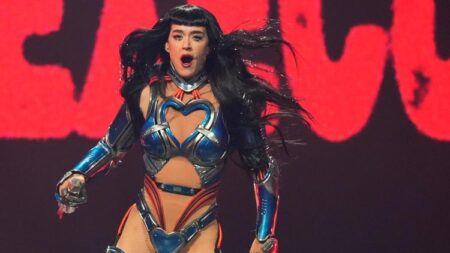 Videos show Katy Perry’s mid-air prop malfunction at San Francisco concert – Yahoo